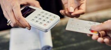 Une femme paie avec une carte de crédit.