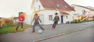 Kinder am Fussballspielen