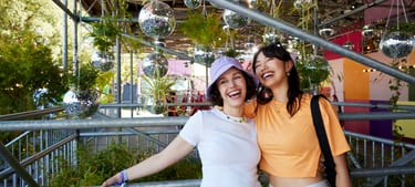zwei Junge Frauen am Festival.