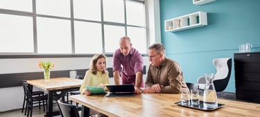 zwei Menschen am arbeiten und sich austauschen.