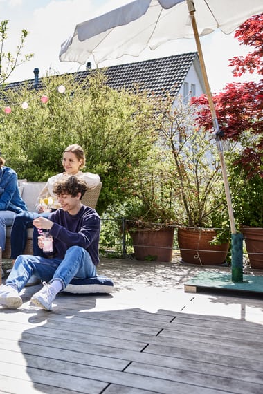 Un adolescent est assis sur la terrasse