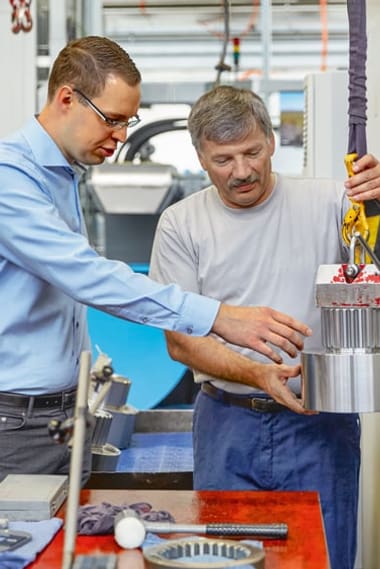 Zwei Männer vor einer technischen Steuerungsanlage