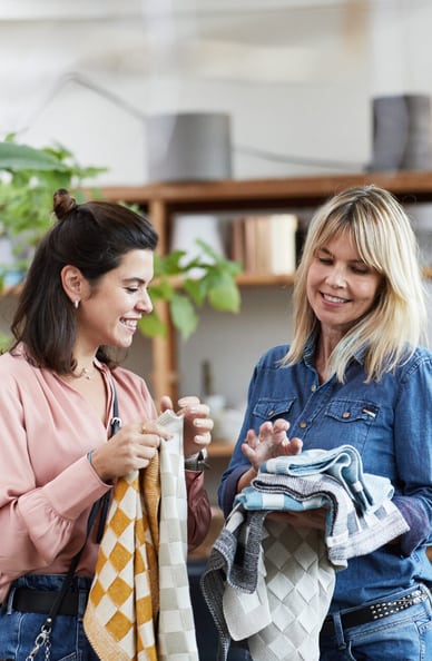 Due donne con i vestiti in mano