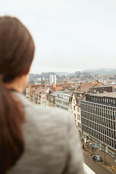 Deux femmes sur un toit-terrasse avec vue sur Berne