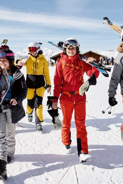 Vier Skifahrer auf der Piste