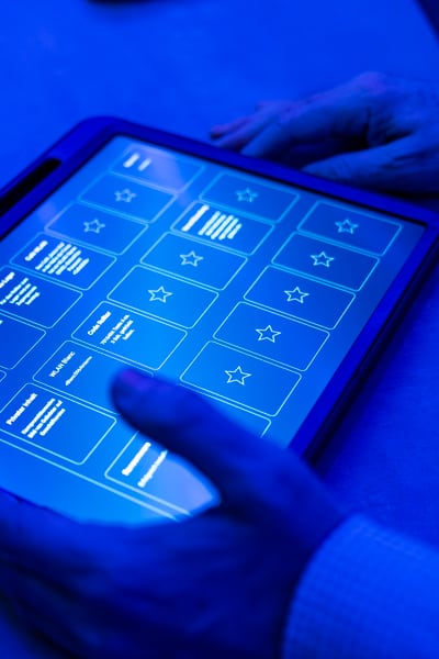 Blick in den Anhänger von Cyber on Tour der Mobiliar. Ein Teil des Spiels läuft über ein iPad.