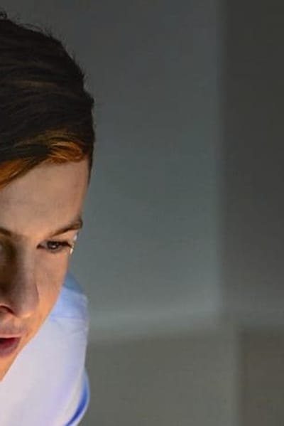 Ein junger Mann hinter einem Laptop