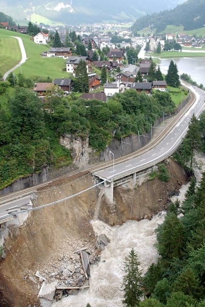 La piena del 2005 a Engelberg: un tratto di strada spazzato via.