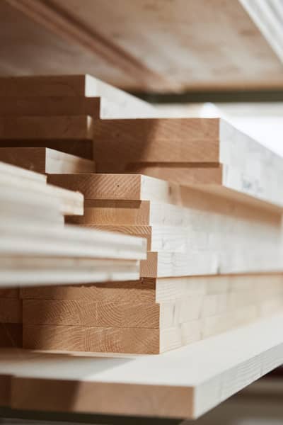 Ein Stapel mit Holzlatten in einer Schreinerei.