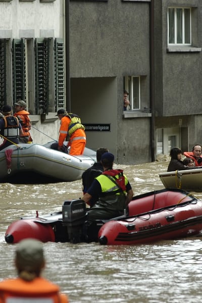 La piena del 2005 nel quartiere Matte di Berna: la strada diventa percorribile soltanto in gommone.