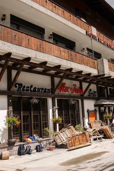 Aussenansicht des Hotels Beau Rivage in Zermatt nach dem Hochwasser 2024.