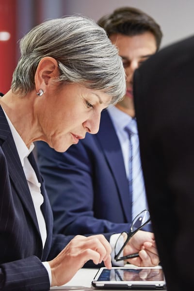 La signora discute qualcosa con i colleghi