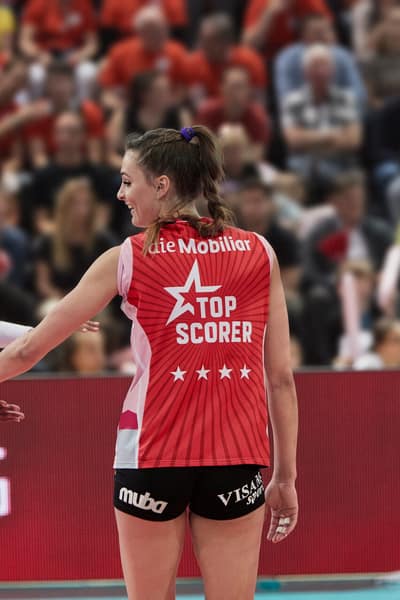 Volleyball Spielerin trägt rotes Trikot mit Mobiliar Sponsoring