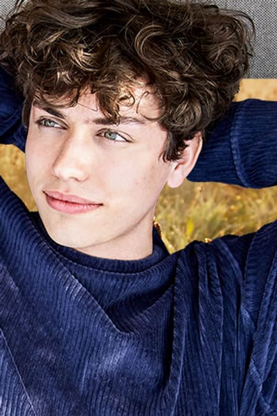 Jugendlicher auf einem Holzboden