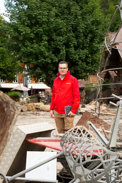 Mitarbeiter der Mobiliar auf dem verwüsteten Hotelareal Kemmeriboden-Bad nach dem Unwetter im Juli 2024