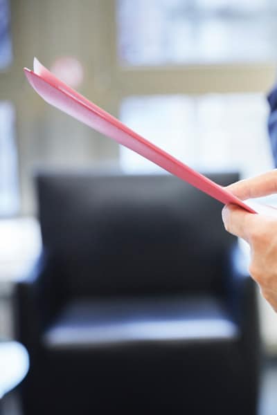 La mano tiene in mano la cartella e spiega qualcosa