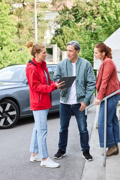 Gespräch mit Kunden vor einem Auto