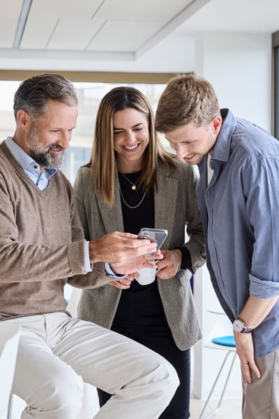 Marito e moglie discutono davanti al muro davanti a molti schermi