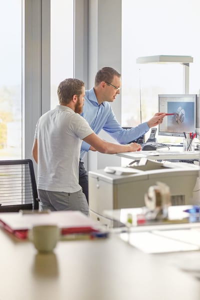 Zwei Männer besprechen in einem Labor etwas am Computer