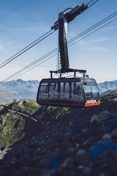 eine Bergseilbahn mit Bergpanorama