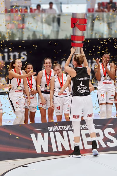 Sponsoring de la Mobilière, équipe portant des maillots blancs, posant pour une photo après la remise du trophée