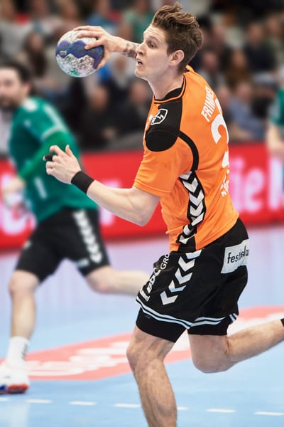 Sponsorisé par la Mobilière, un handballeur en maillot orange marque le but