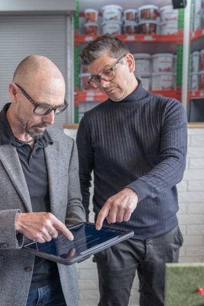 Blick in den Anhänger von Cyber  on Tour der Mobiliar. Eine Gruppe von Menschen ist dabei sich zum Thema Cybersicherheit weiterzubilden.