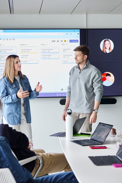 Mitarbeitende haben ein Meeting
