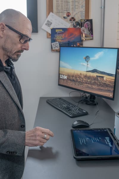 Blick in den Anhänger von Cyber  on Tour der Mobiliar. Eine Gruppe von Menschen ist dabei sich zum Thema Cybersicherheit weiterzubilden.