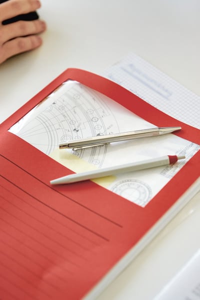 Dossier rouge Mobilière sur la table