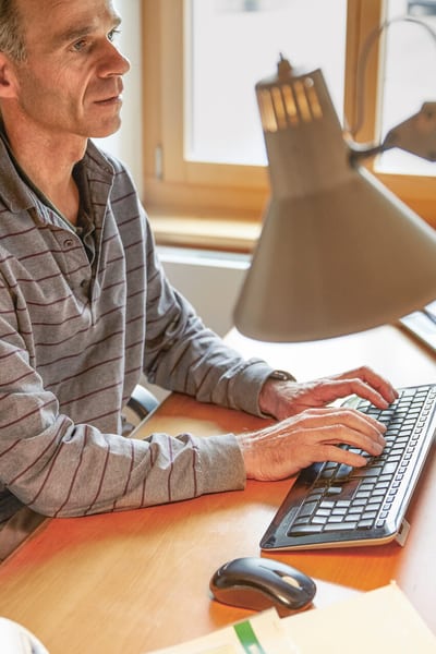 Un uomo seduto a un PC