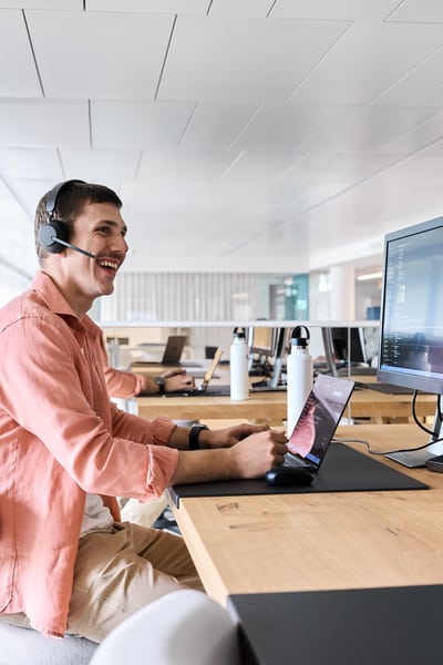Mitarbeiter hat einen Call mit Headset