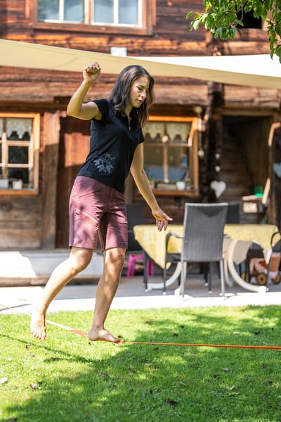 Sonia Kälin balanciert auf der Slackline.