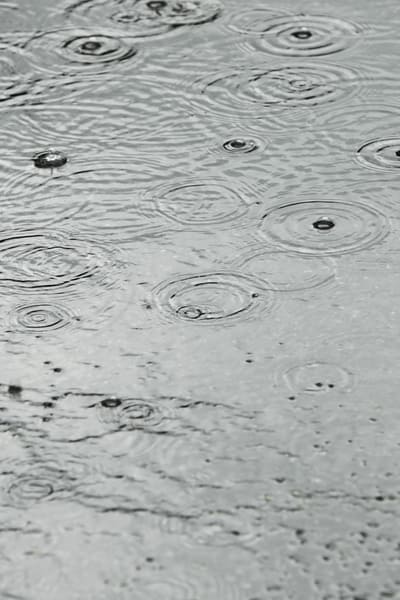 Una pozzanghera dove si vedono le gocce d’acqua.