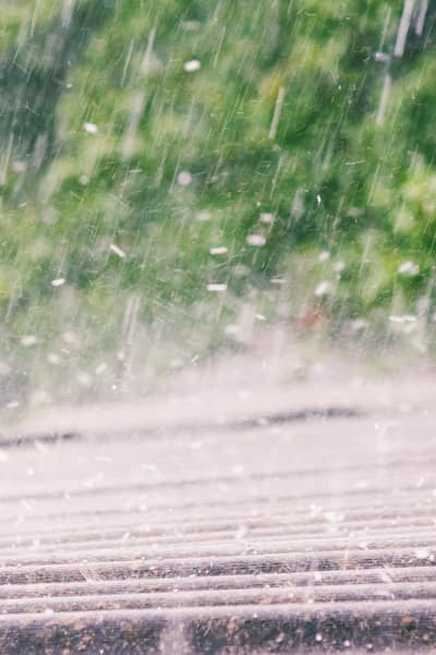 Immagine estratta da un tetto di lamiera ondulata. Si può vedere la grandine che ci rimbalza sopra. 