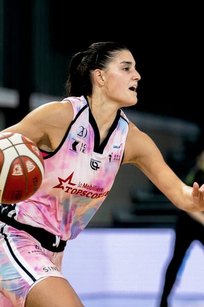 Junge Frau spielt Basketball