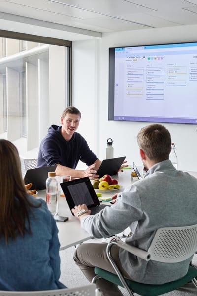 Teammeeting mit Präsentation am Bildschirm