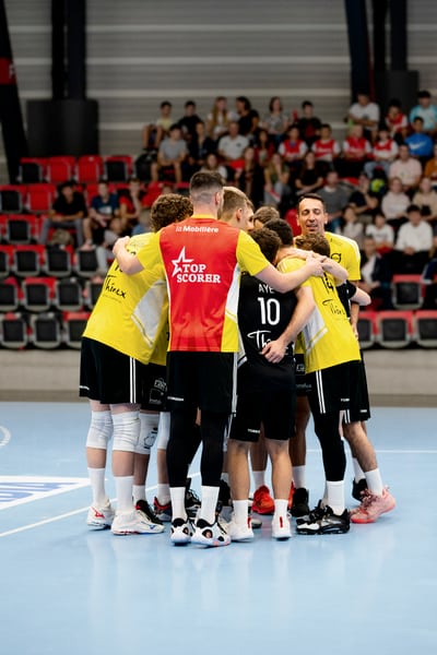 Mannschaft feiert den Sieg.