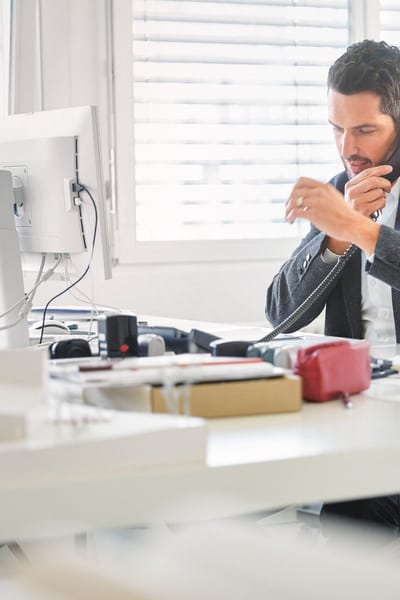 C’è un uomo seduto al computer.