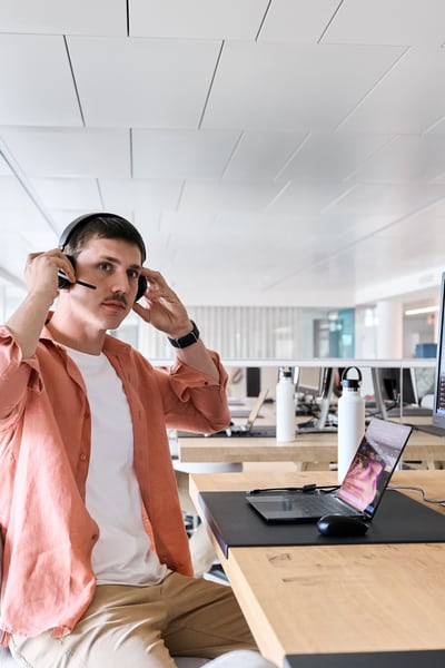 Donna seduta al posto di lavoro e al telefono