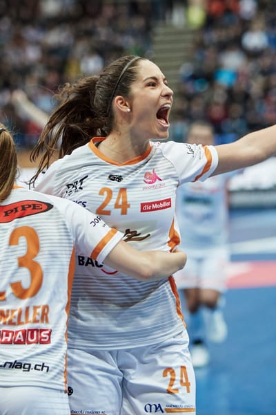 Deux joueuses d’unihockey vêtues d’un maillot blanc et bénéficiant du sponsoring de la Mobilière