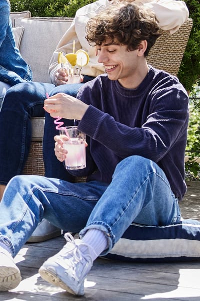 Jugendlicher mit Getränk