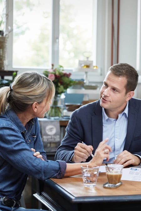 Consulente presso la cliente nell’atelier