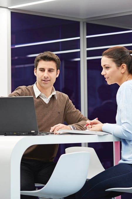 Un jeune conseiller discute avec une jeune cliente
