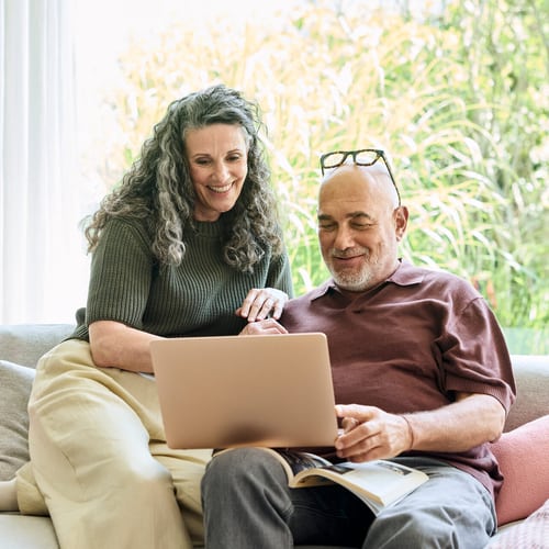 Eine Frau und ein Mann kümmern sich um ihre Vorsorgeanalyse mit dem Vorsorge-Check