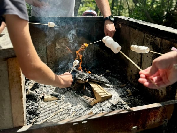 Gross und Klein am Marshmallow-Bräteln 