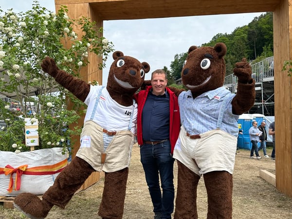 Generalagent Pascal Domig und die Mobiliar Schwingmaskottchen Mutz & Lutz
