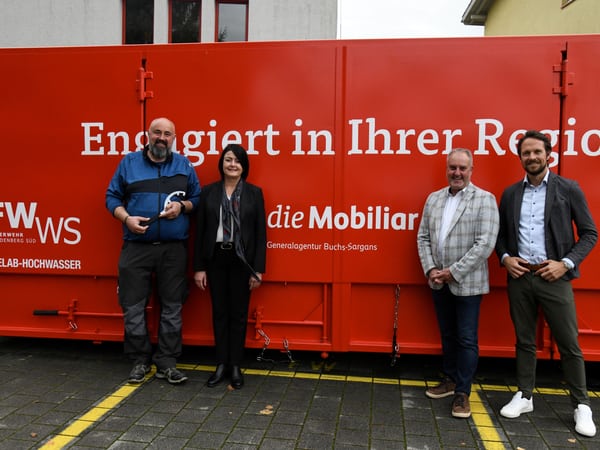 (von links) Feuerwehrkommandant Thomas Sturzenegger, Leiterin Sachschaden der Mobiliar Carmen Casulleras, Buchs Stadtpräsident Rolf Pfeiffer und Patrick Cantieni, Generalagent der Mobiliar Buchs-Sargans.