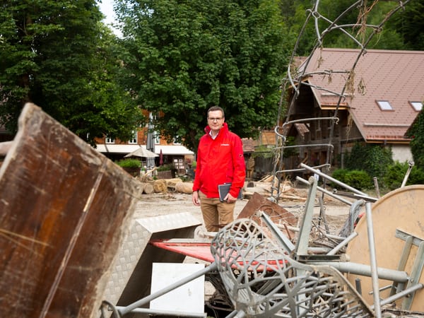 Mitarbeiter der Mobiliar auf dem verwüsteten Hotelareal Kemmeriboden-Bad nach dem Unwetter im Juli 2024