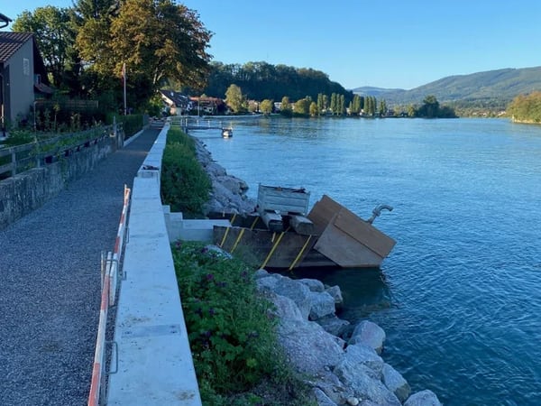 Gegen Hochwasser gewappnet und revitalisiert: Die Uferpromenade bei Wallbach verfügt über eine Schutzmauer, die bei Bedarf durch mobile Elemente erhöht werden kann.